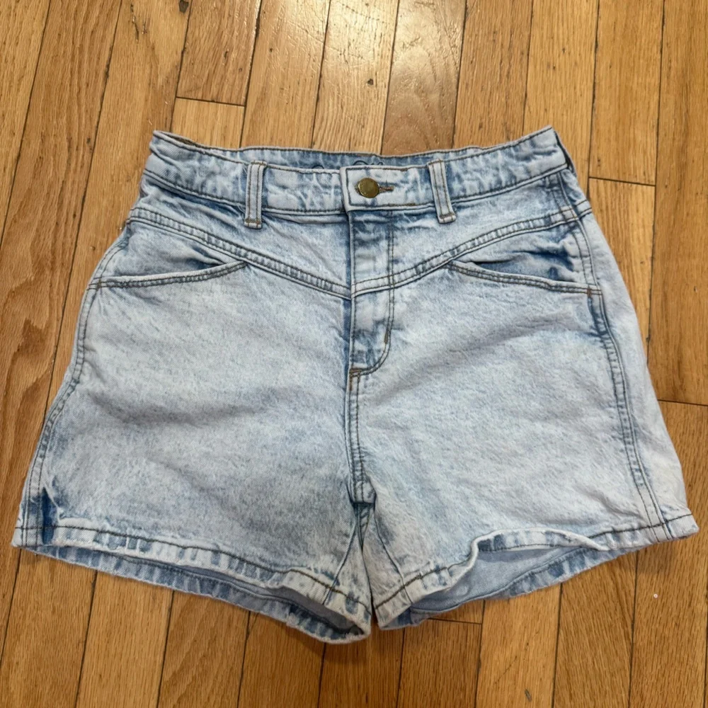 Universal Thread Womens High Rise Midi Denim Shorts Light Acid Wash‎ Size 4/27